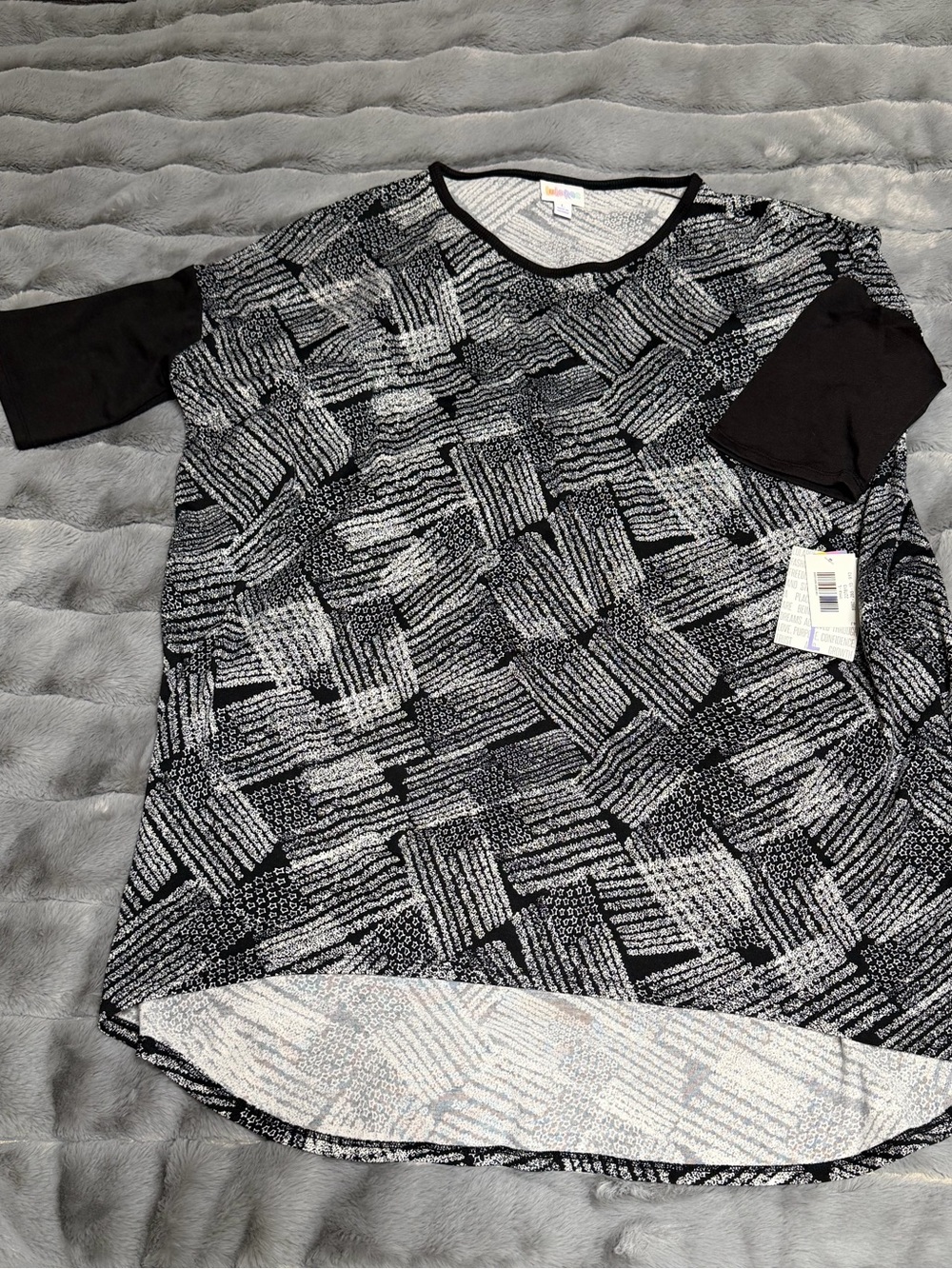 LuLaRoe NWT Irma Tunic 1X Black Sleeve Crosshatch Basketweave Colorblock